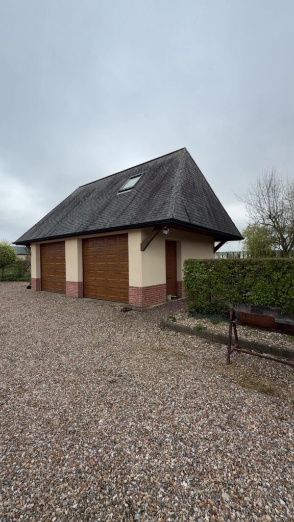 Petite maison de Seine-Maritime avec toiture ardoise neuve et portes de garage en bois