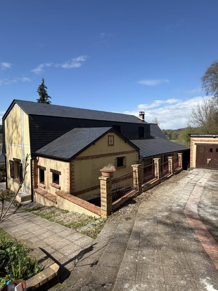 Maison normande entièrement rénovée avec toiture ardoise neuve et finitions zinguerie soignées