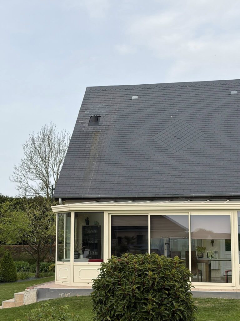 Maison avec véranda et toiture en ardoise neuve réalisée par Houisse Couverture en Seine-Maritime