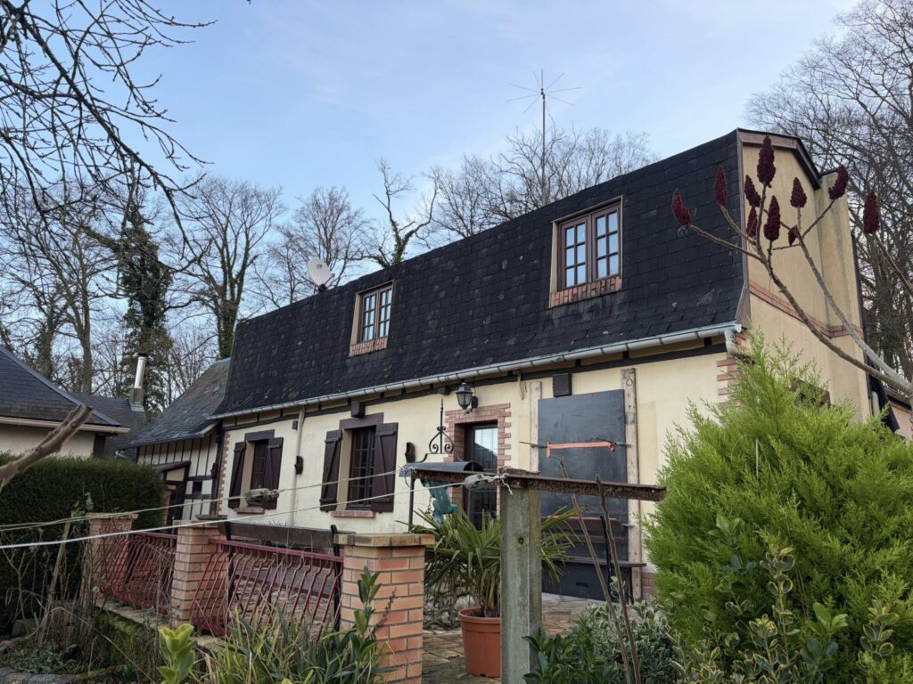 Maison de campagne en bord d'étang avec toiture ardoise neuve réalisée par Houisse Couverture